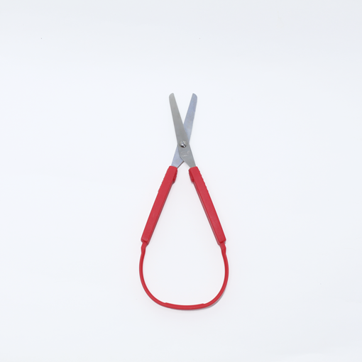 Tesoura adaptada para crianças e idosos