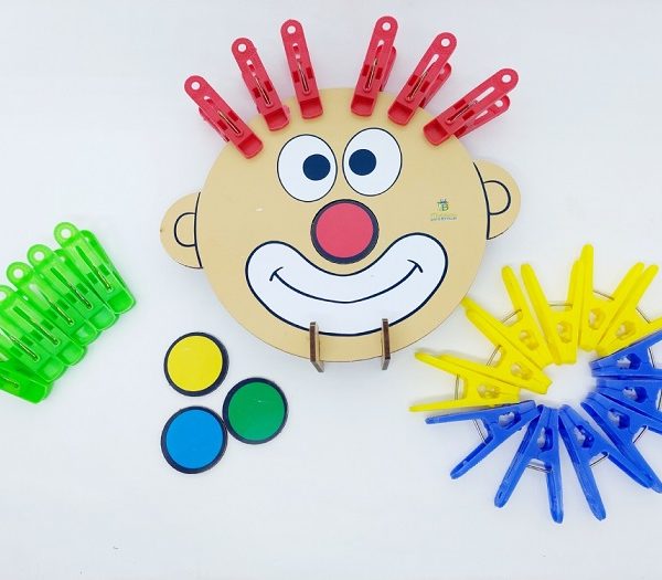 Palhaço com Cabelo de Pregador